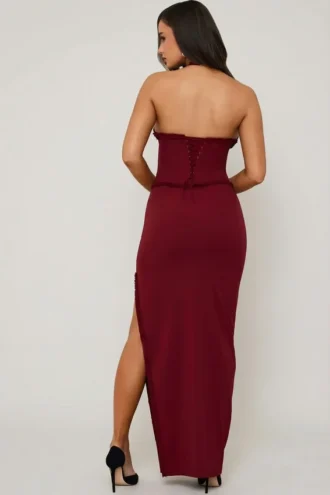Vestido largo tipo corsé con cuello halter y cordones Penelope en rojo baya