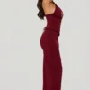 Vestido largo tipo corsé con cuello halter y cordones Penelope en rojo baya