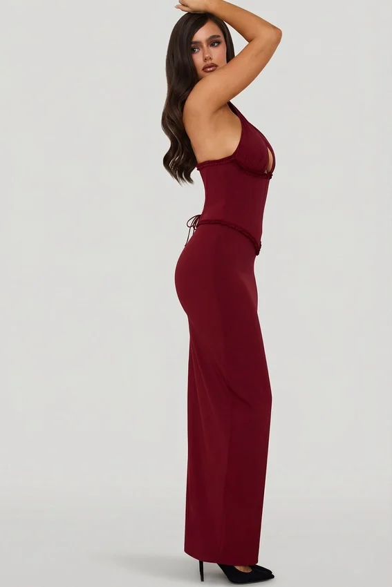 Vestido largo tipo corsé con cuello halter y cordones Penelope en rojo baya