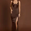 Vestido largo Vittoria con cuello redondo y lazo en la espalda en marrón chocolate