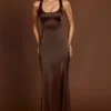 Vestido largo Vittoria con cuello redondo y lazo en la espalda en marrón chocolate