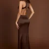Vestido largo Vittoria con cuello redondo y lazo en la espalda en marrón chocolate