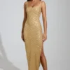 Vestido largo Yarina con cuello redondo y abertura en el muslo, adornado en dorado