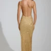 Vestido largo Yarina con cuello redondo y abertura en el muslo, adornado en dorado