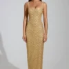Vestido largo Yarina con cuello redondo y abertura en el muslo, adornado en dorado