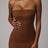 Vestido lencero mini bandeau de malla suave y transparente de Intimates en color moca