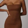 Vestido lencero mini bandeau de malla suave y transparente de Intimates en color moca