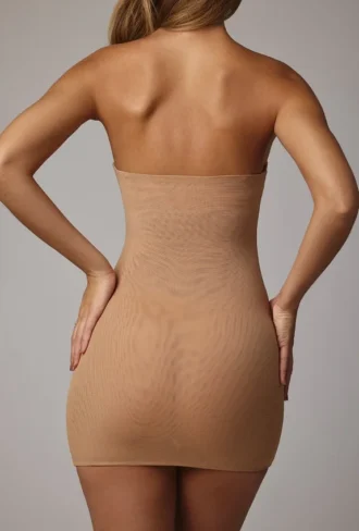 Vestido lencero mini bandeau de malla transparente suave de Intimates en color almendra