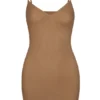Vestido lencero mini de malla suave con cuello en V de Intimates en color almendra