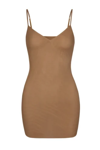 Vestido lencero mini de malla suave con cuello en V de Intimates en color almendra