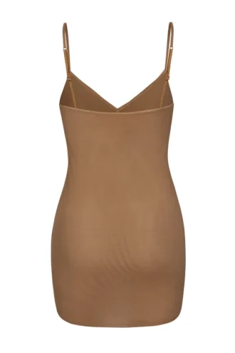 Vestido lencero mini de malla suave con cuello en V de Intimates en color almendra
