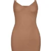 Vestido lencero mini de malla suave con cuello en V de Intimates en color miel