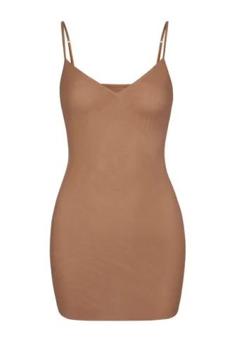 Vestido lencero mini de malla suave con cuello en V de Intimates en color miel