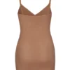 Vestido lencero mini de malla suave con cuello en V de Intimates en color miel