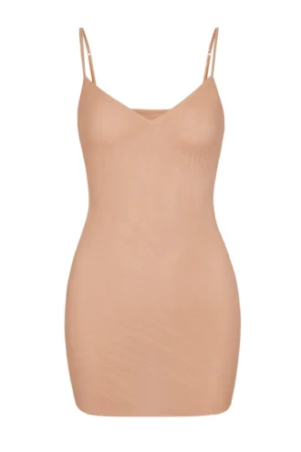 Vestido lencero mini de malla suave con cuello en V de Intimates en melocotón cálido