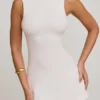 Vestido Lidia de cuello alto y espalda abierta en blanco