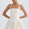 Vestido micro corto con corsé, cuello halter y bajo abullonado con cordones Ludmila en color marfil