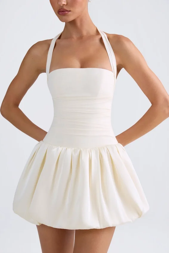 Vestido micro corto con corsé, cuello halter y bajo abullonado con cordones Ludmila en color marfil