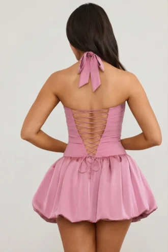 Vestido micro corto con corsé, cuello halter y bajo abullonado con cordones Ludmila en malva