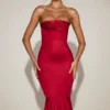 Vestido midi acampanado bandeau con ribete de encaje de satén Belsa en rojo intenso
