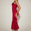 Vestido midi acampanado bandeau con ribete de encaje de satén Belsa en rojo intenso
