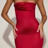 Vestido midi acampanado bandeau con ribete de encaje de satén Belsa en rojo intenso