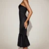 Vestido midi acampanado Belsa de satén con ribete de encaje y escote bandeau en negro