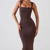 Vestido midi Ainslee con cuello cuadrado en marrón chocolate