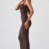 Vestido midi Ainslee con cuello cuadrado en marrón chocolate
