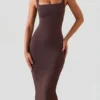 Vestido midi Ainslee con cuello cuadrado en marrón chocolate