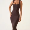 Vestido midi Ainslee con cuello cuadrado en marrón chocolate