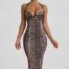 Vestido midi ajustado con cuello halter y capas Ismay en estampado de leopardo