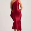 Vestido midi asimétrico con detalle de bufanda Shaya en rojo intenso
