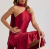 Vestido midi asimétrico con detalle de bufanda Shaya en rojo intenso