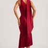 Vestido midi asimétrico con detalle de bufanda Shaya en rojo intenso