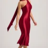 Vestido midi asimétrico con detalle de bufanda Shaya en rojo intenso
