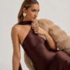 Vestido midi asimétrico con detalle de pañuelo Shaya en marrón chocolate
