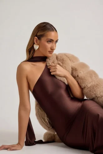 Vestido midi asimétrico con detalle de pañuelo Shaya en marrón chocolate
