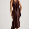 Vestido midi asimétrico con detalle de pañuelo Shaya en marrón chocolate