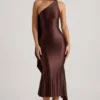 Vestido midi asimétrico con detalle de pañuelo Shaya en marrón chocolate