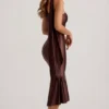 Vestido midi asimétrico con detalle de pañuelo Shaya en marrón chocolate