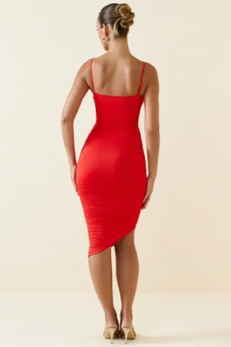 Vestido midi asimétrico con fruncidos Anaisa en escarlata