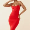Vestido midi asimétrico con fruncidos Anaisa en escarlata