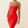 Vestido midi asimétrico con fruncidos Anaisa en escarlata