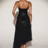 Vestido midi asimétrico Zelina con escote redondeado y adornos en negro