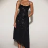 Vestido midi asimétrico Zelina con escote redondeado y adornos en negro