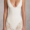 Vestido midi-axo Caia de encaje transparente con escote pronunciado y flecos en blanco