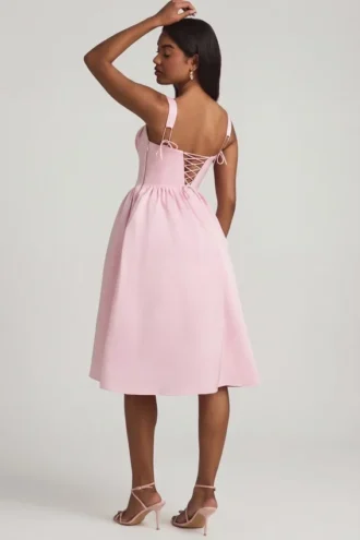 Vestido midi con corsé drapeado Marguerite en color rosa palo
