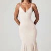 Vestido midi con cuello en V y godets Elowen en color marfil