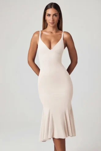 Vestido midi con cuello en V y godets Elowen en color marfil